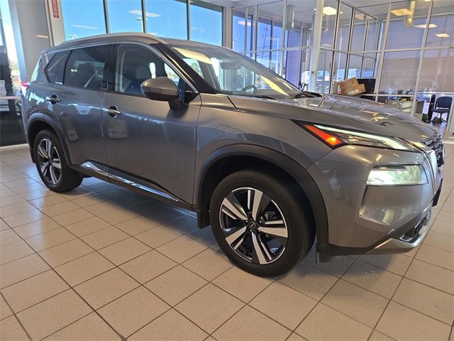 Used 2023 Nissan Rogue SL image 2