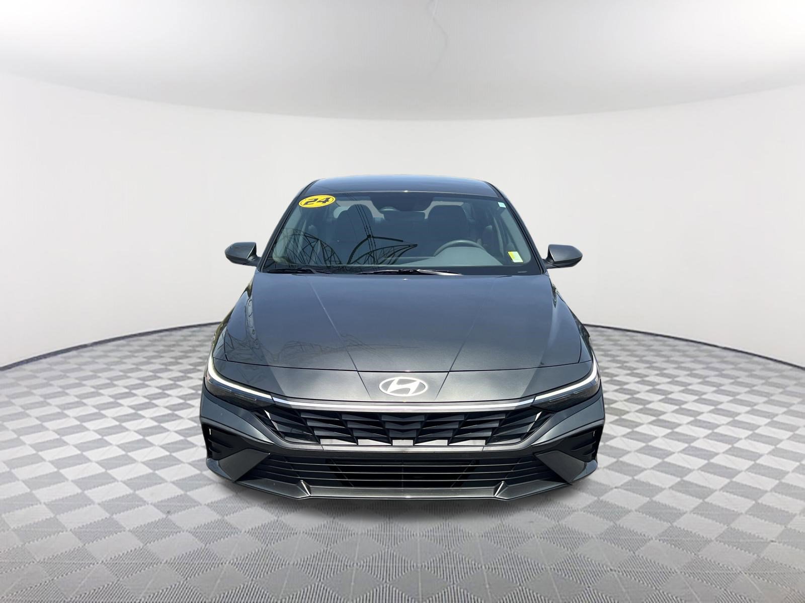 Used 2024 Hyundai Elantra SE FWD image 2