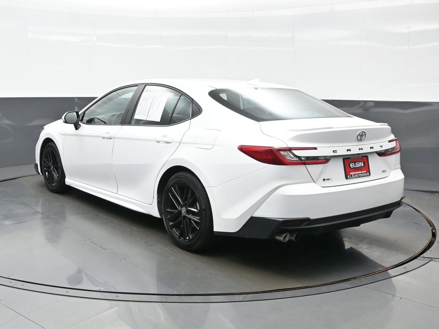 Used 2025 Toyota Camry SE FWD image 4