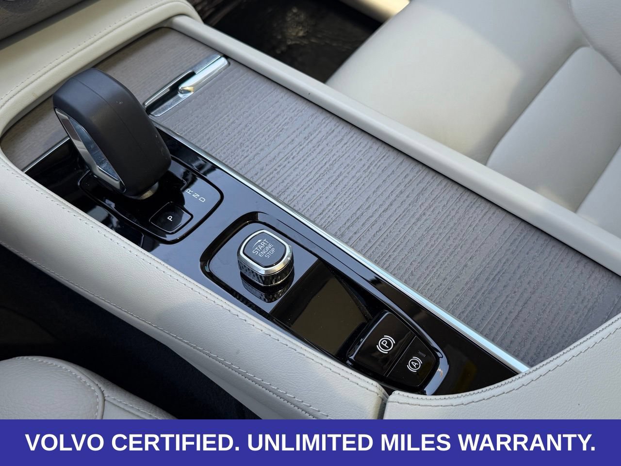 Certified 2025 Volvo XC90 T8 Plus AWD/4WD image 17