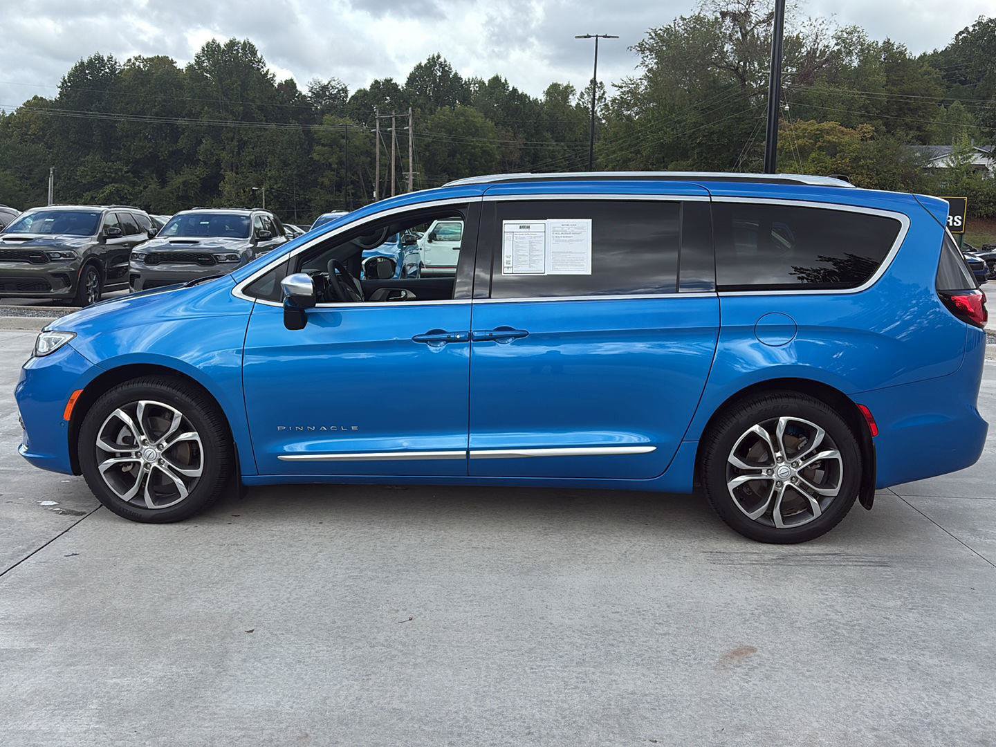 Used 2026 Chrysler Pacifica Pinnacle w/ Trailer Tow Group AWD/4WD image 7