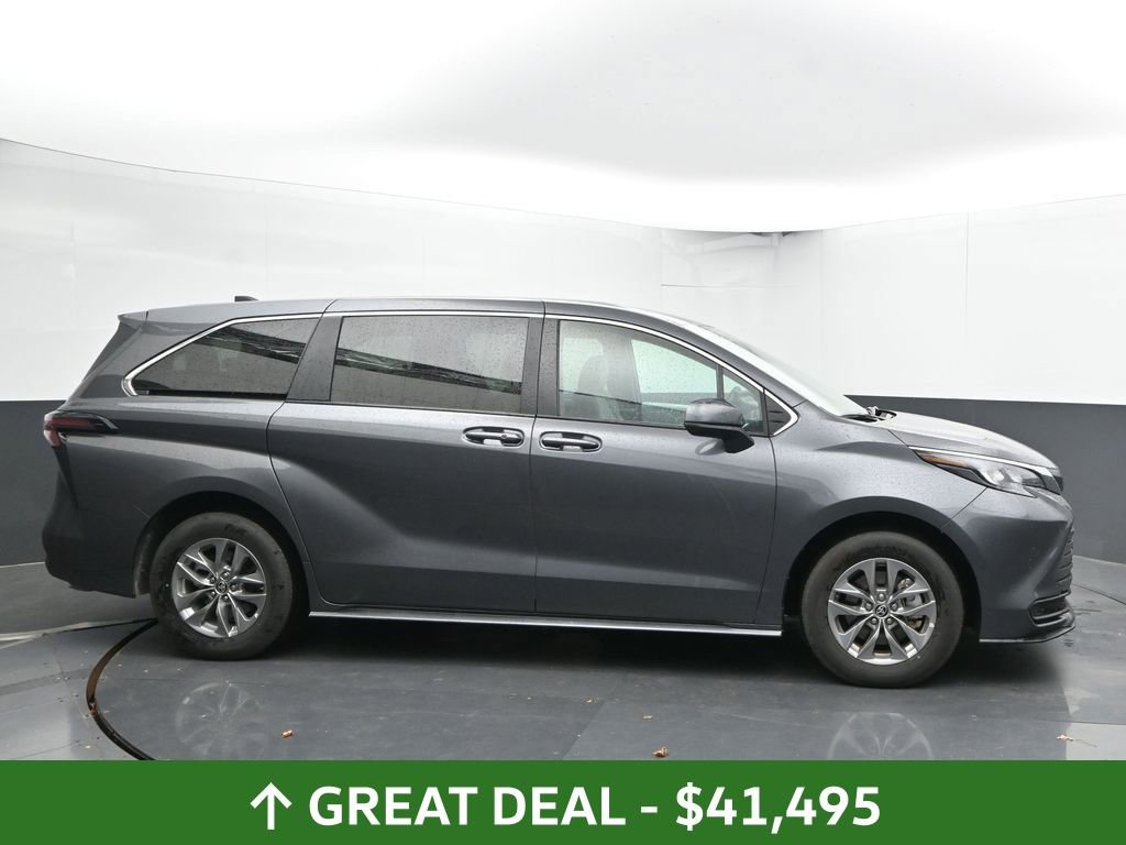 Used 2025 Toyota Sienna LE image 13