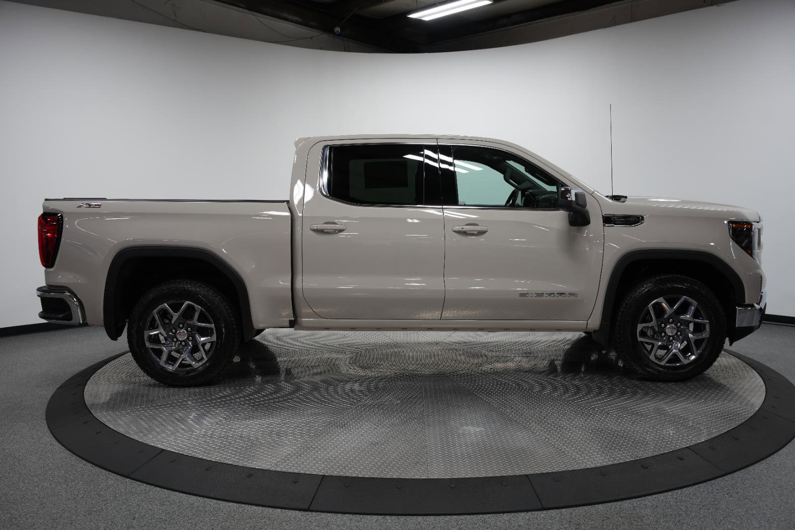 New 2026 GMC Sierra 1500 SLE image 9
