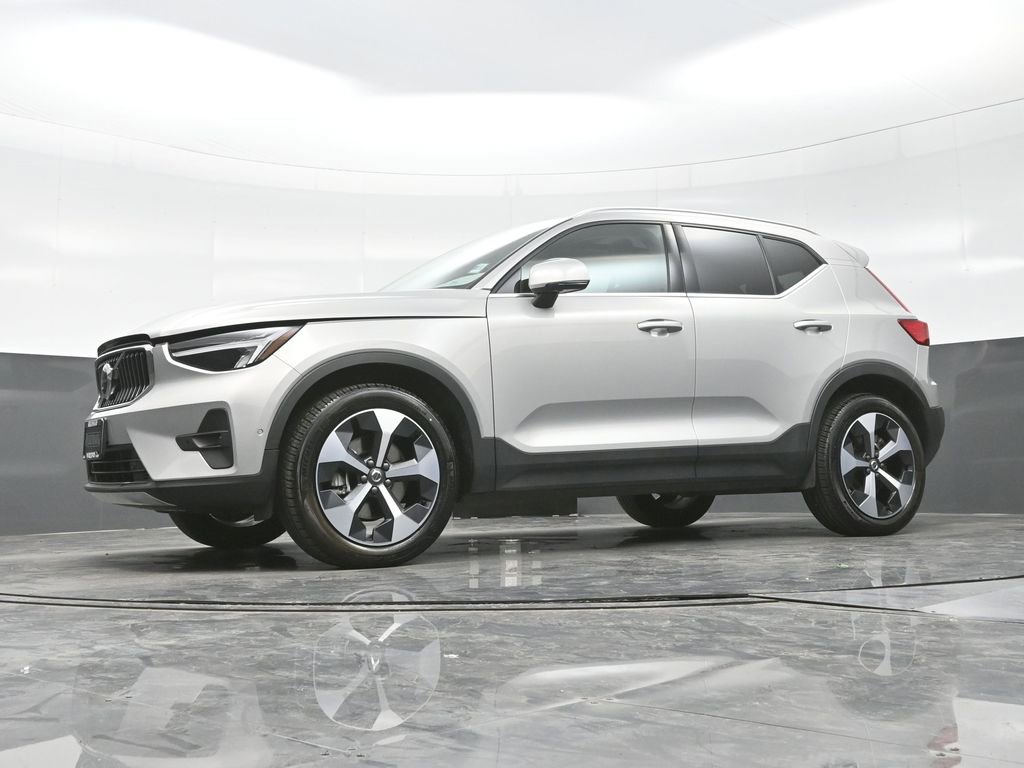 Used 2025 Volvo XC40 B5 Plus image 26