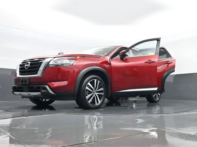 Used 2024 Nissan Pathfinder Platinum w/ Cargo Package image 38