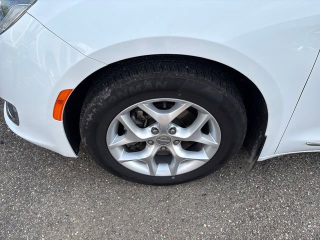 Used 2017 Chrysler Pacifica Touring-L Plus image 6