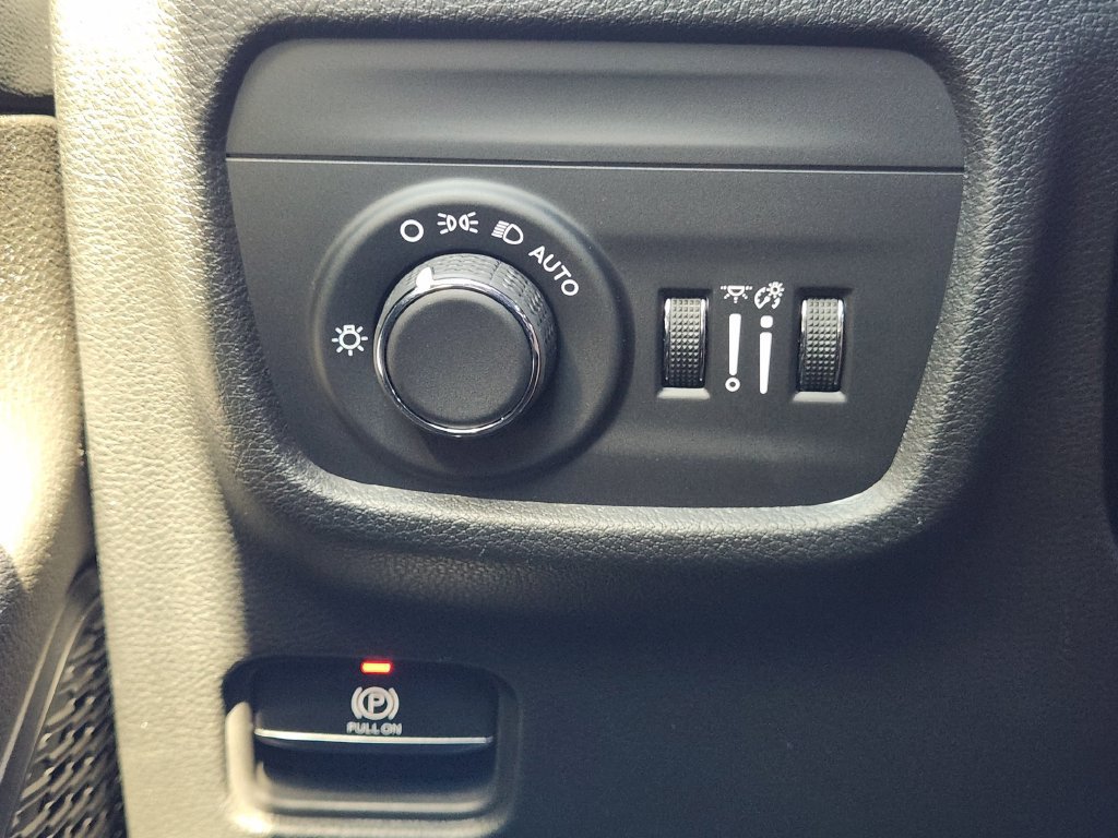 Used 2025 Jeep Grand Cherokee L Laredo RWD image 24