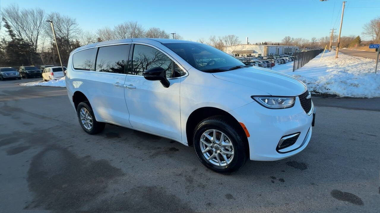 Used 2024 Chrysler Pacifica Touring image 5