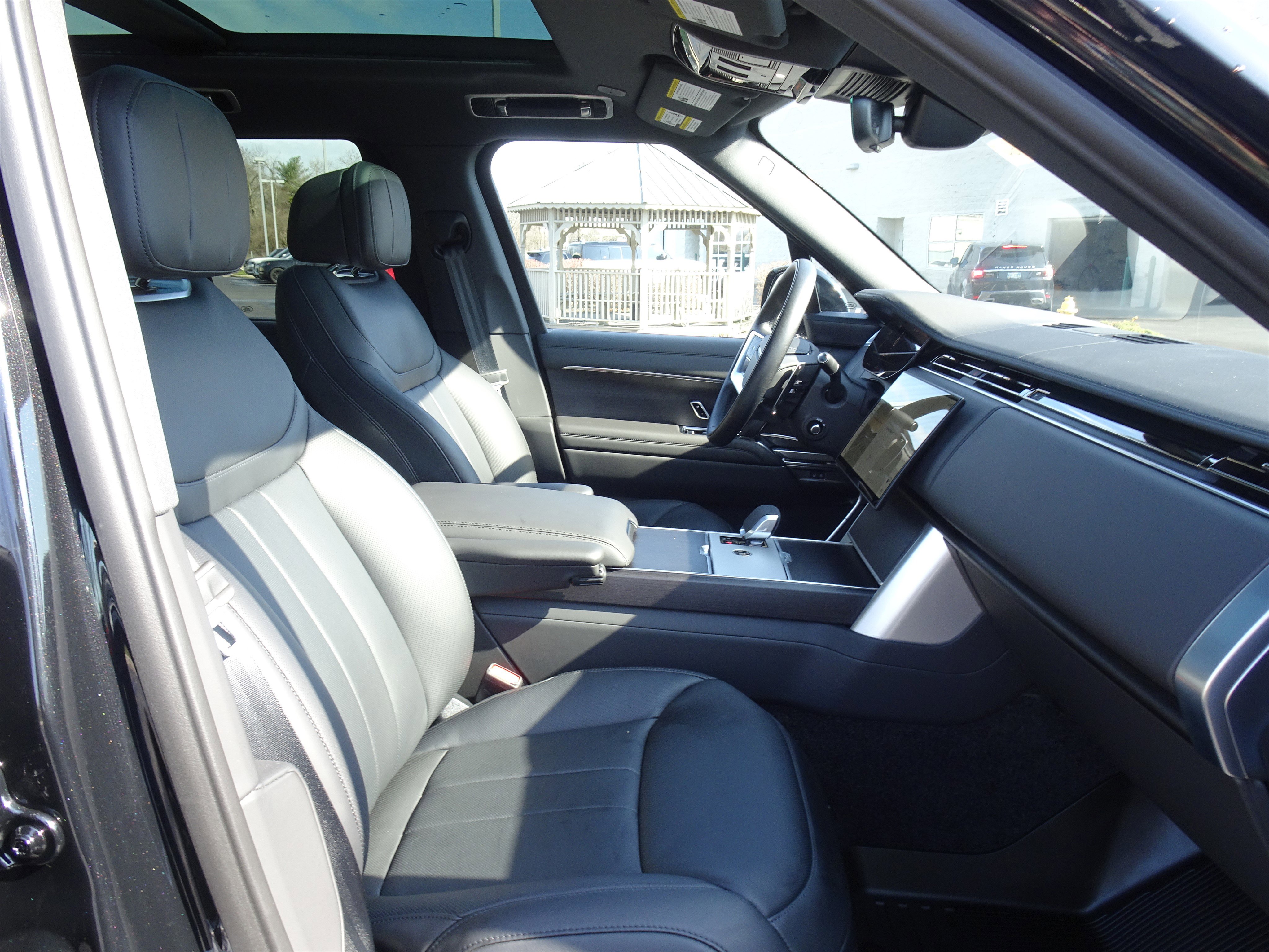 Certified 2025 Land Rover Range Rover SE image 28