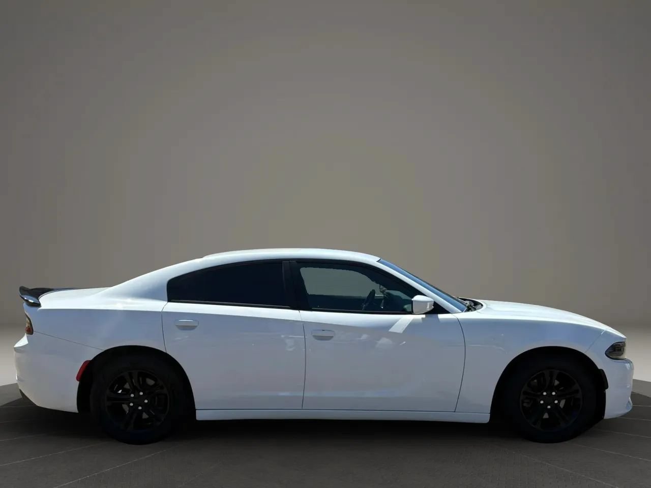 Used 2017 Dodge Charger SE RWD image 5