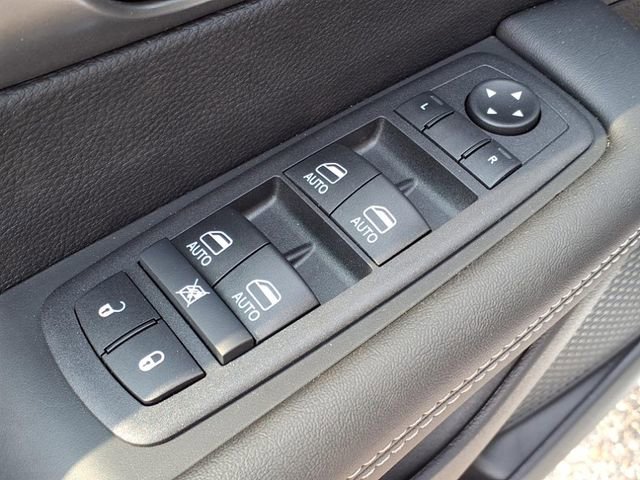 New 2025 Chrysler Pacifica Select w/ Fav Edition Package FWD image 14