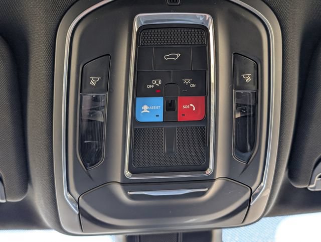 Used 2024 Jeep Wagoneer L Series II RWD image 13