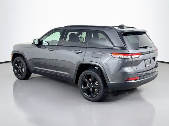 Used 2024 Jeep Grand Cherokee Altitude AWD/4WD image 9