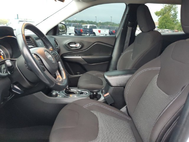 Used 2020 Jeep Cherokee Latitude w/ Cold Weather Group AWD/4WD image 9