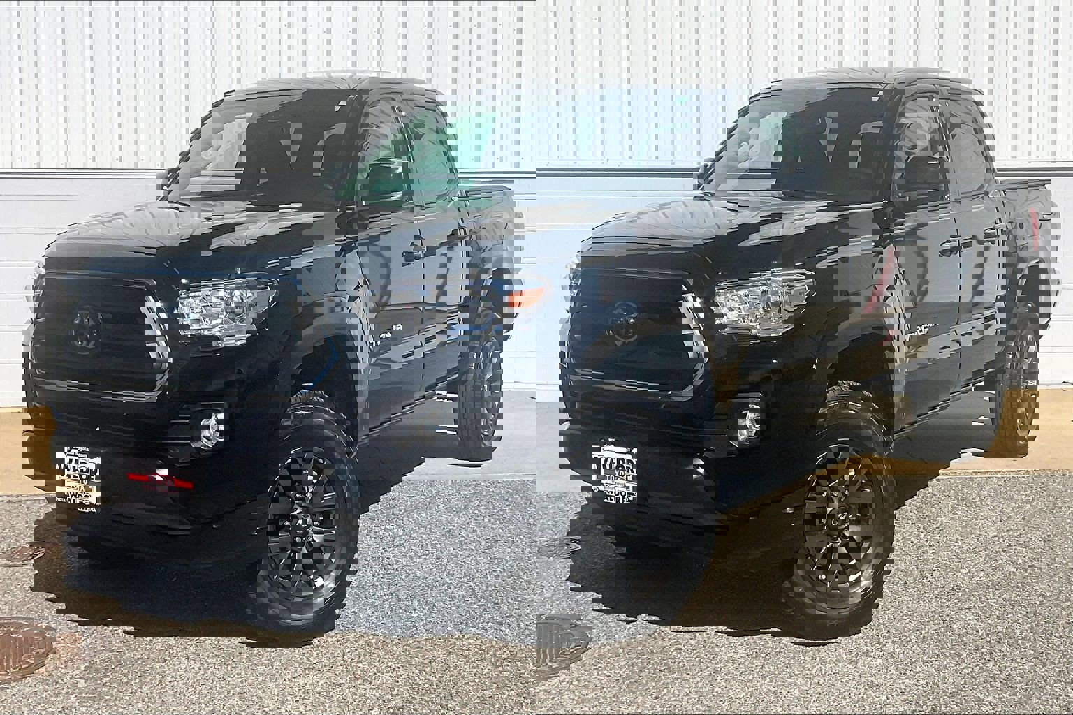 Used 2023 Toyota Tacoma SR5 AWD/4WD image 2