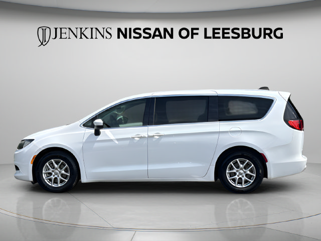 Used 2023 Chrysler Voyager LX FWD image 13