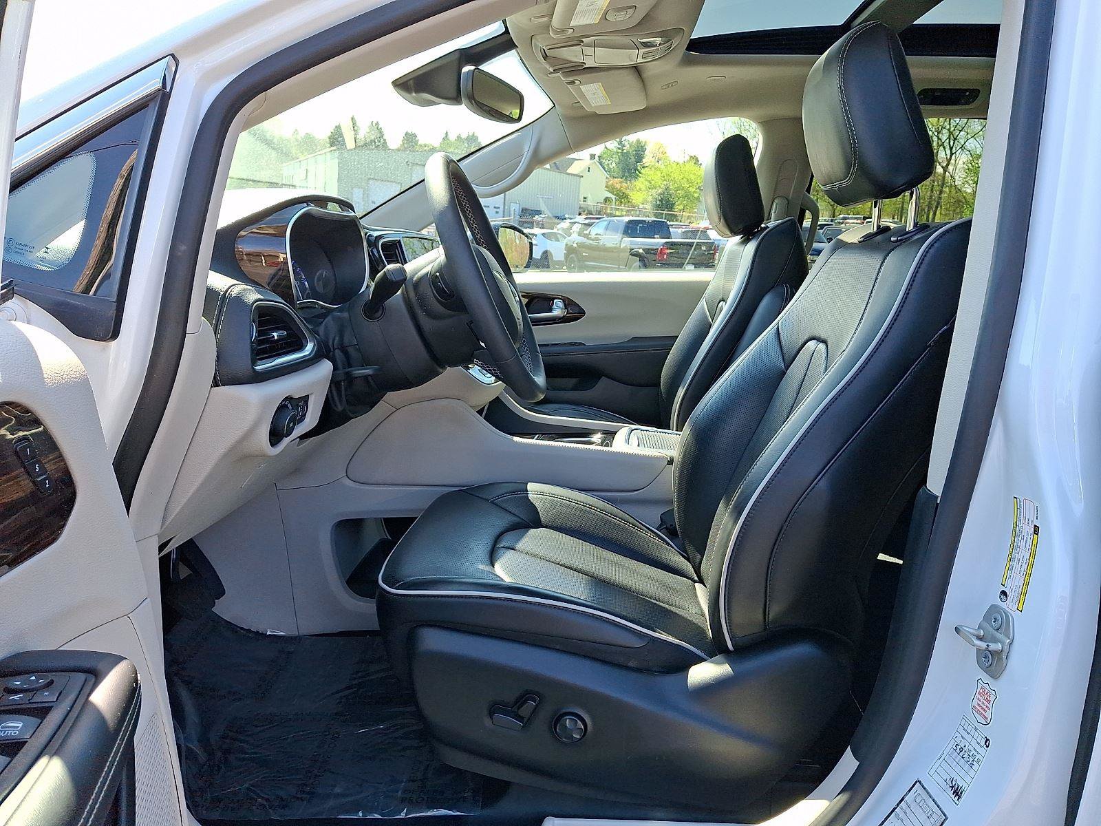 Certified 2024 Chrysler Pacifica Limited FWD image 16
