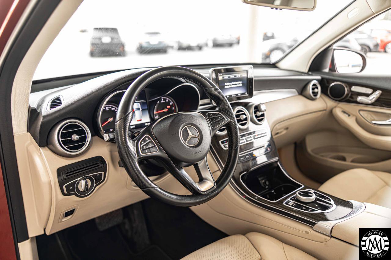Used 2018 Mercedes-Benz GLC 300 4MATIC w/ Premium Package image 9
