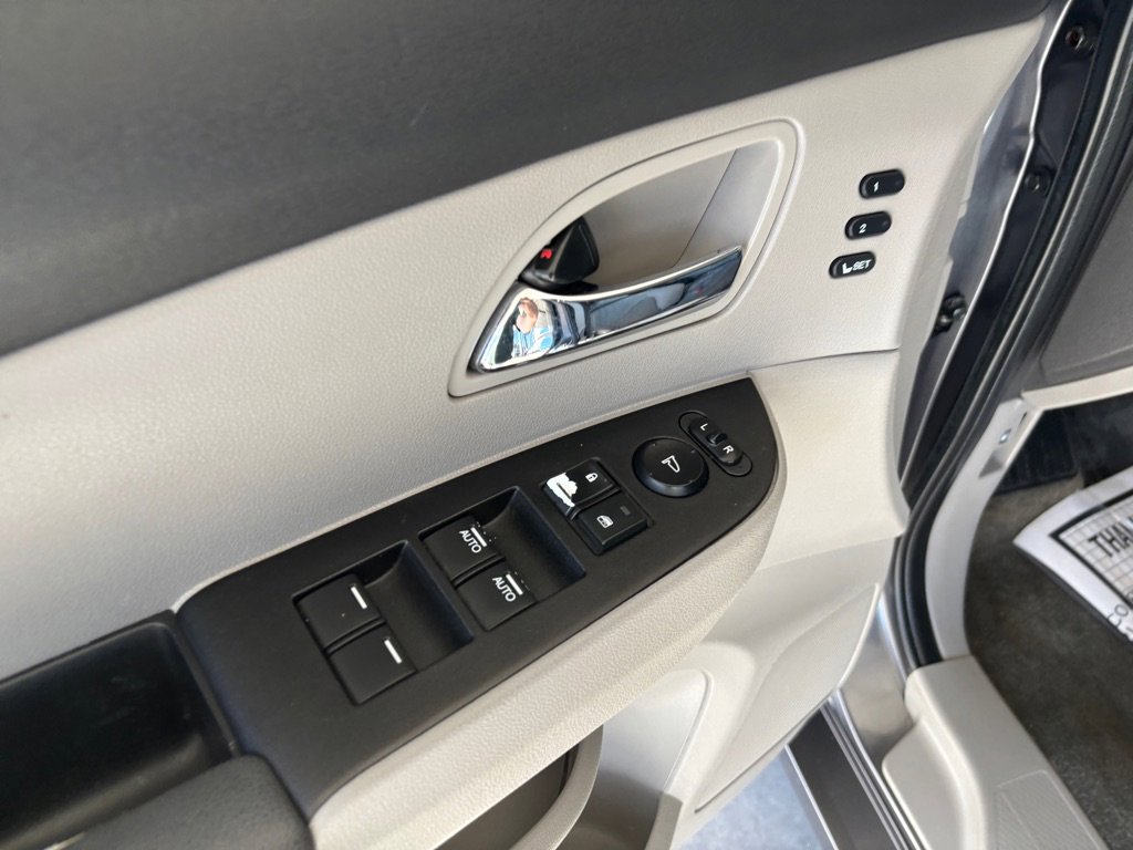 Used 2014 Honda Odyssey Touring Elite image 9