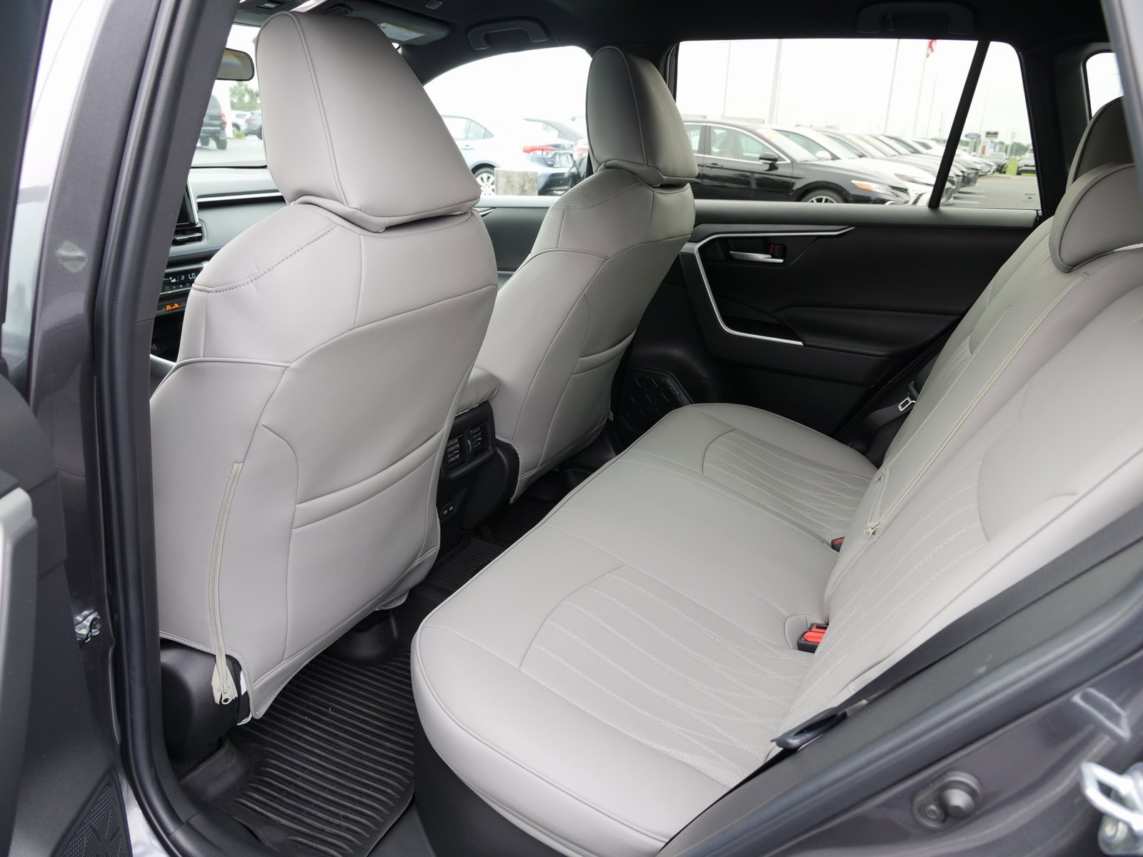 Used 2023 Toyota RAV4 SE image 14