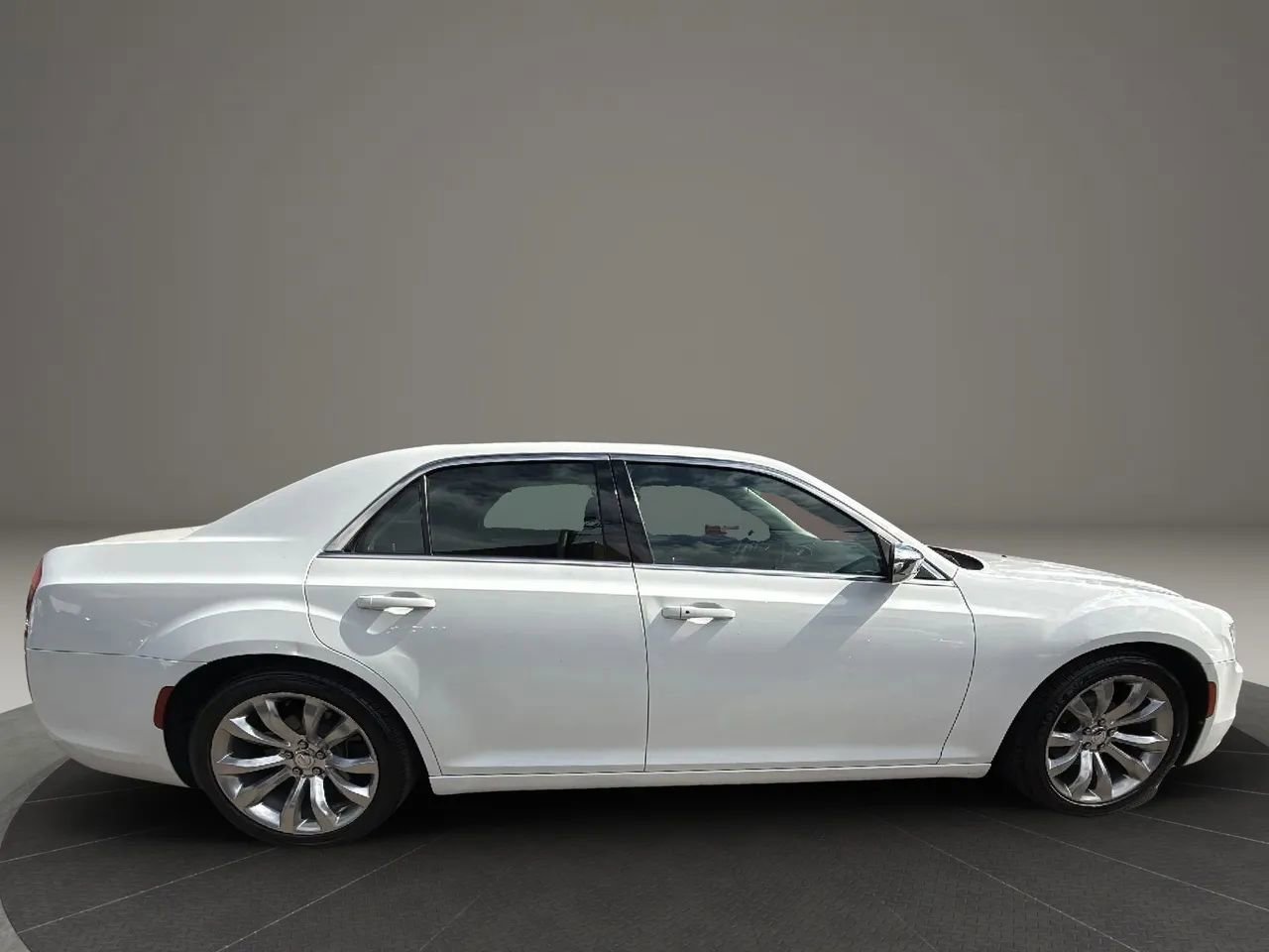 Used 2019 Chrysler 300 Touring w/ Chrome Appearance Package image 4
