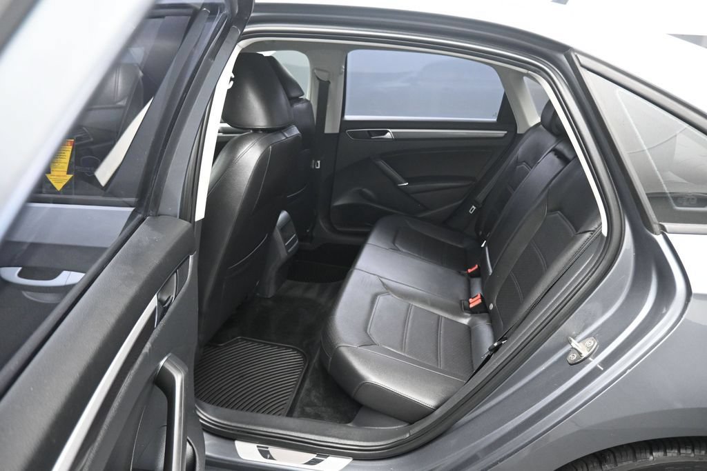 Used 2018 Volkswagen Passat 2.0T R-Line FWD image 31