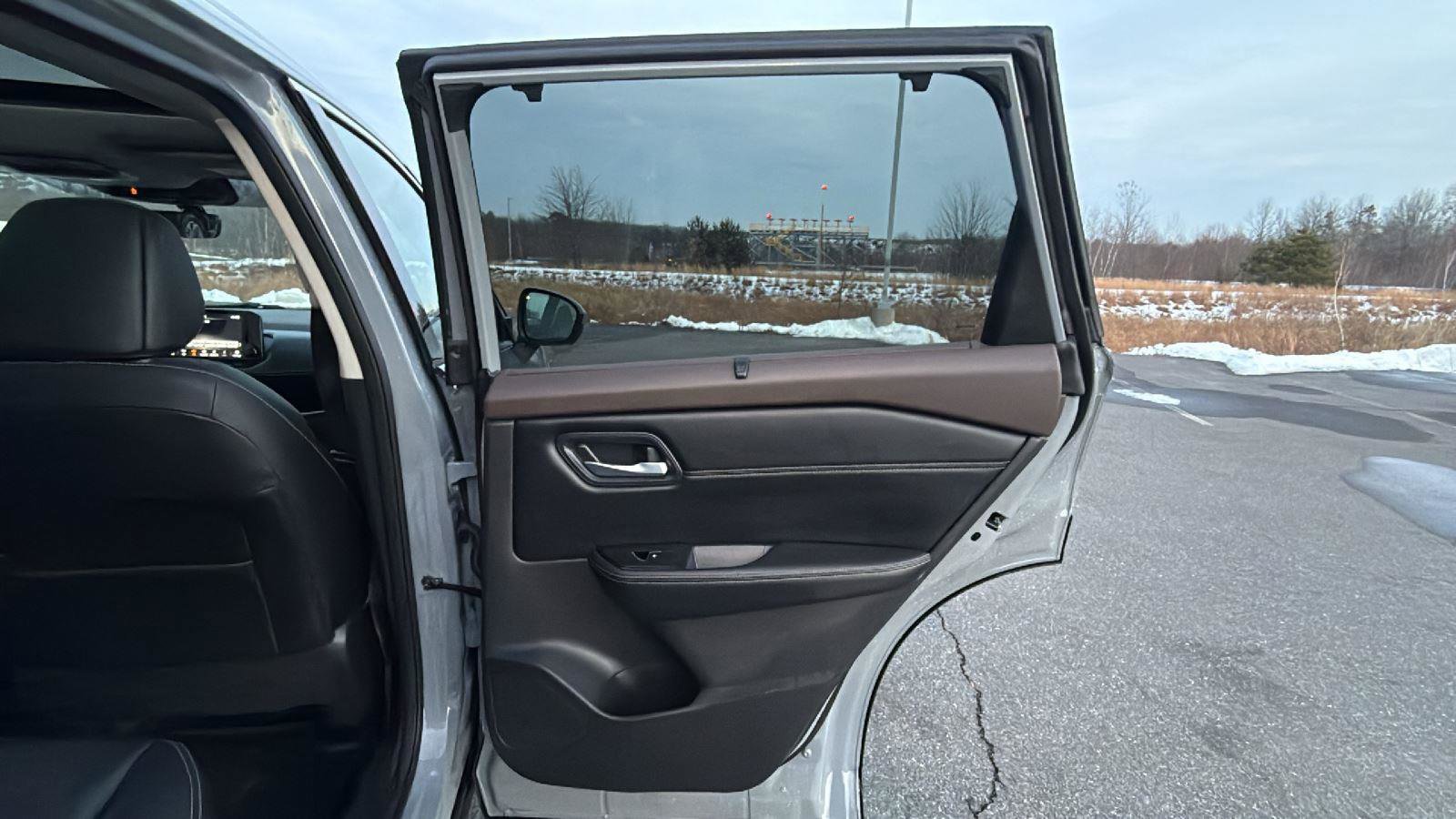 Used 2022 Nissan Rogue SL w/ SL Premium Package image 19