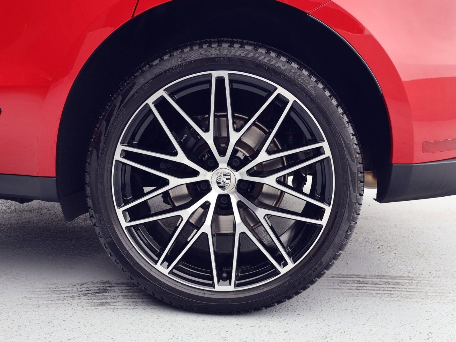 Certified 2025 Porsche Macan AWD/4WD image 27