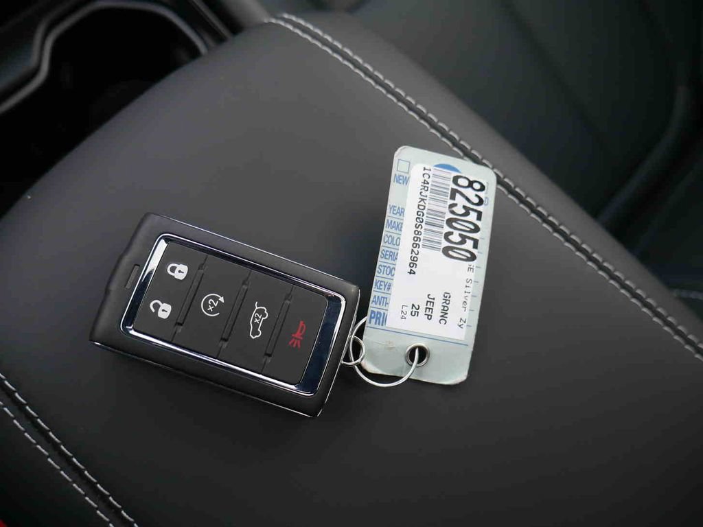 New 2025 Jeep Grand Cherokee L Overland w/ Advanced Protech Group III AWD/4WD image 33