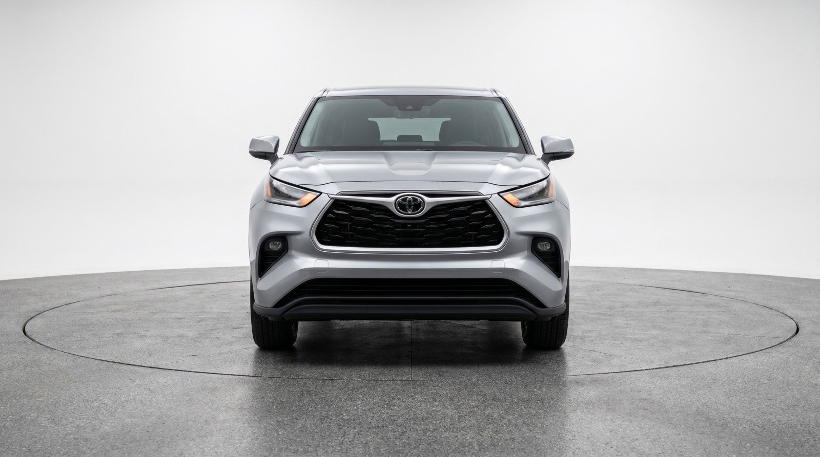 Used 2025 Toyota Highlander LE FWD image 2