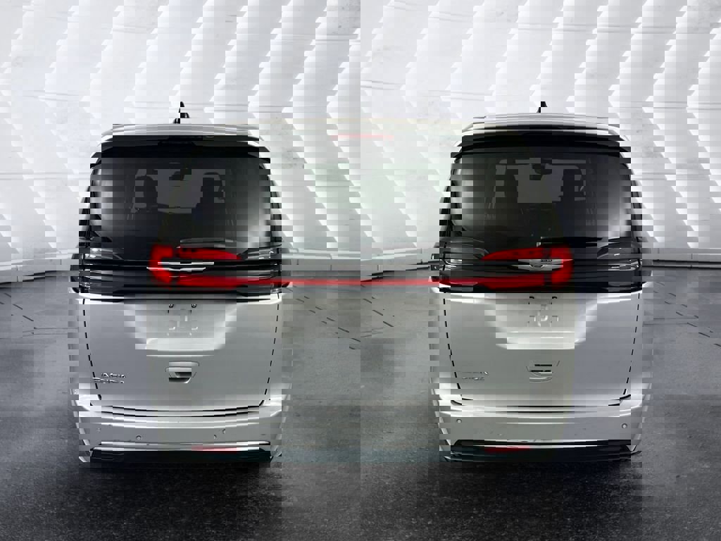 Used 2024 Chrysler Pacifica Touring-L image 5