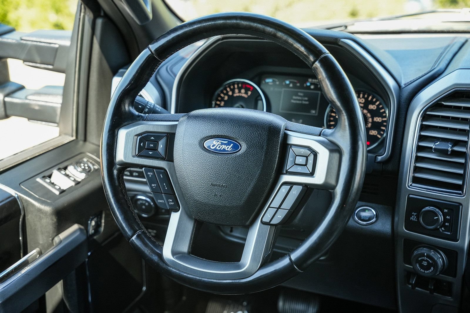 Used 2018 Ford F150 Platinum w/ Equipment Group 701A Luxury AWD/4WD image 17