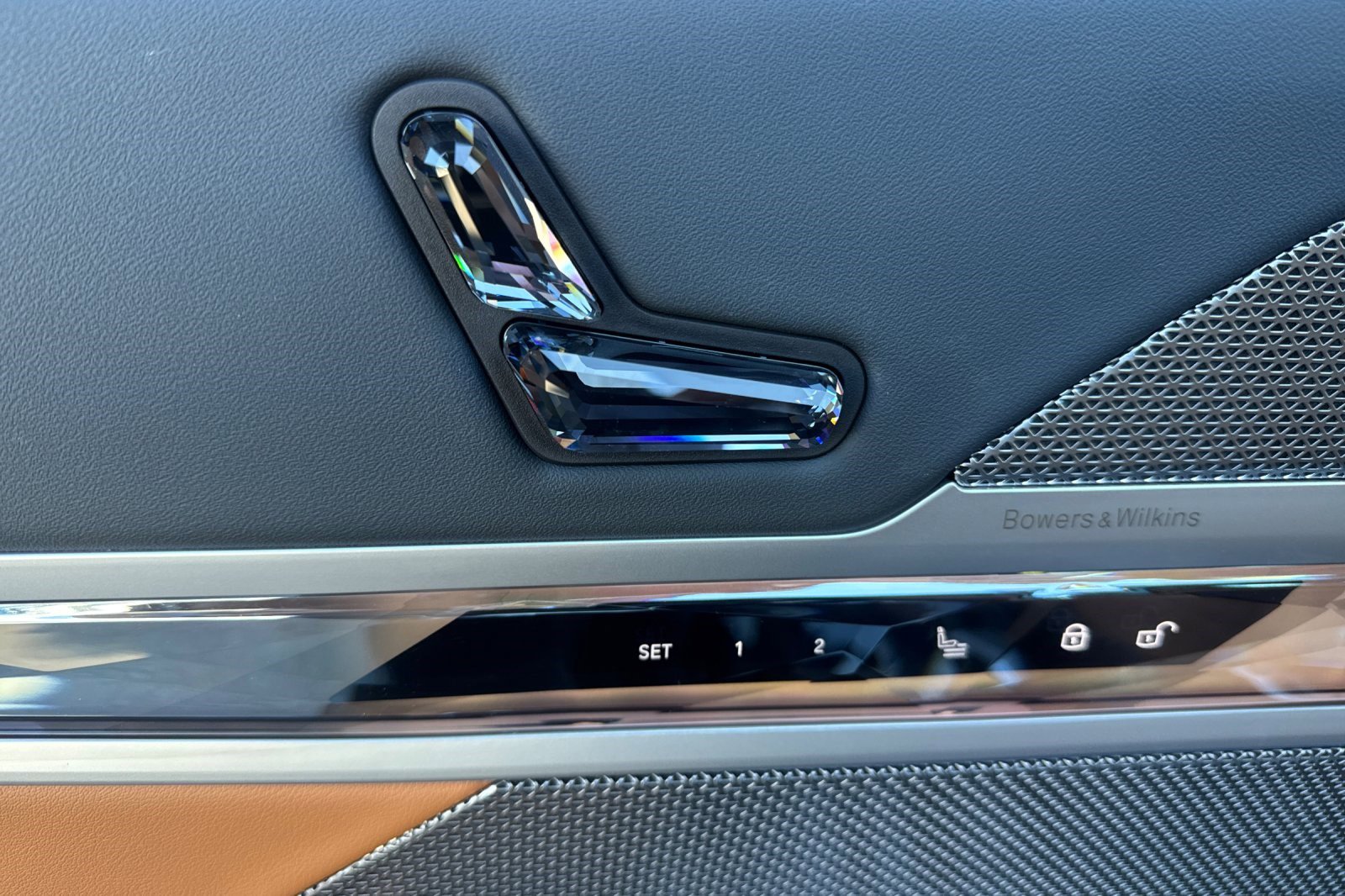 Used 2023 BMW 740i w/ Parking Assistance Package image 24