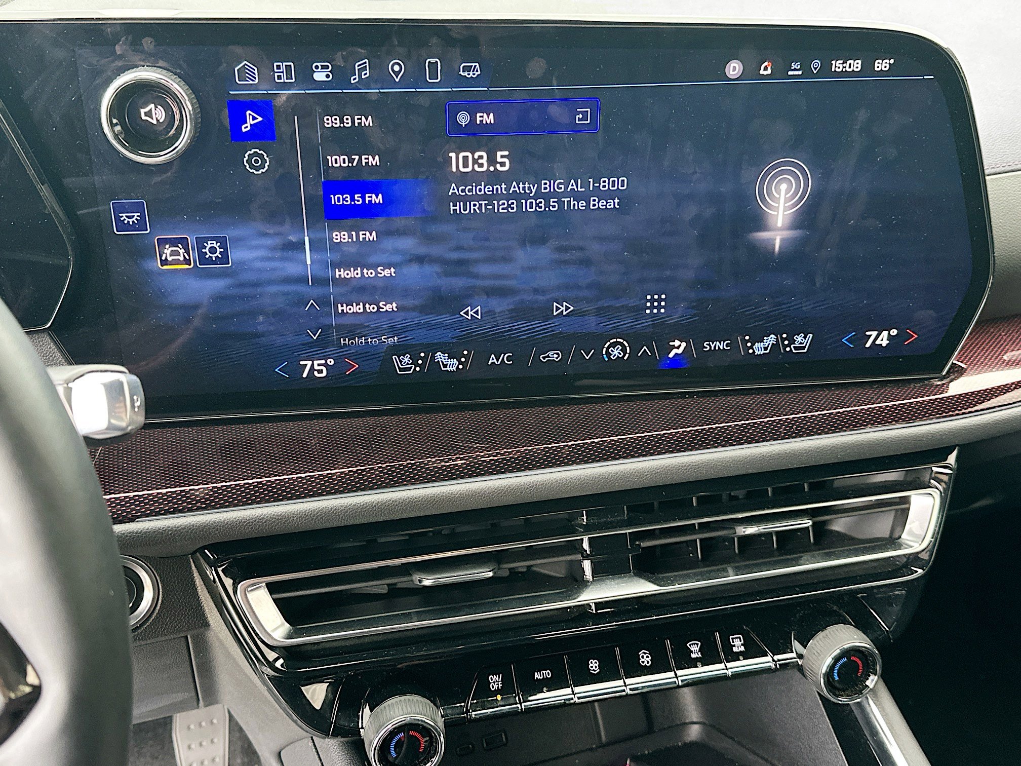 Used 2025 Chevrolet Traverse RS image 13