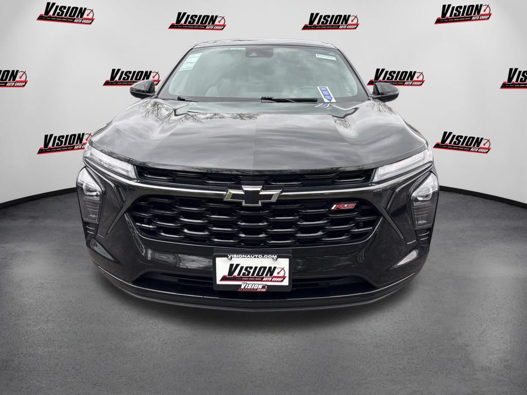 Used 2024 Chevrolet Trax RS w/ Driver Confidence Package FWD image 2