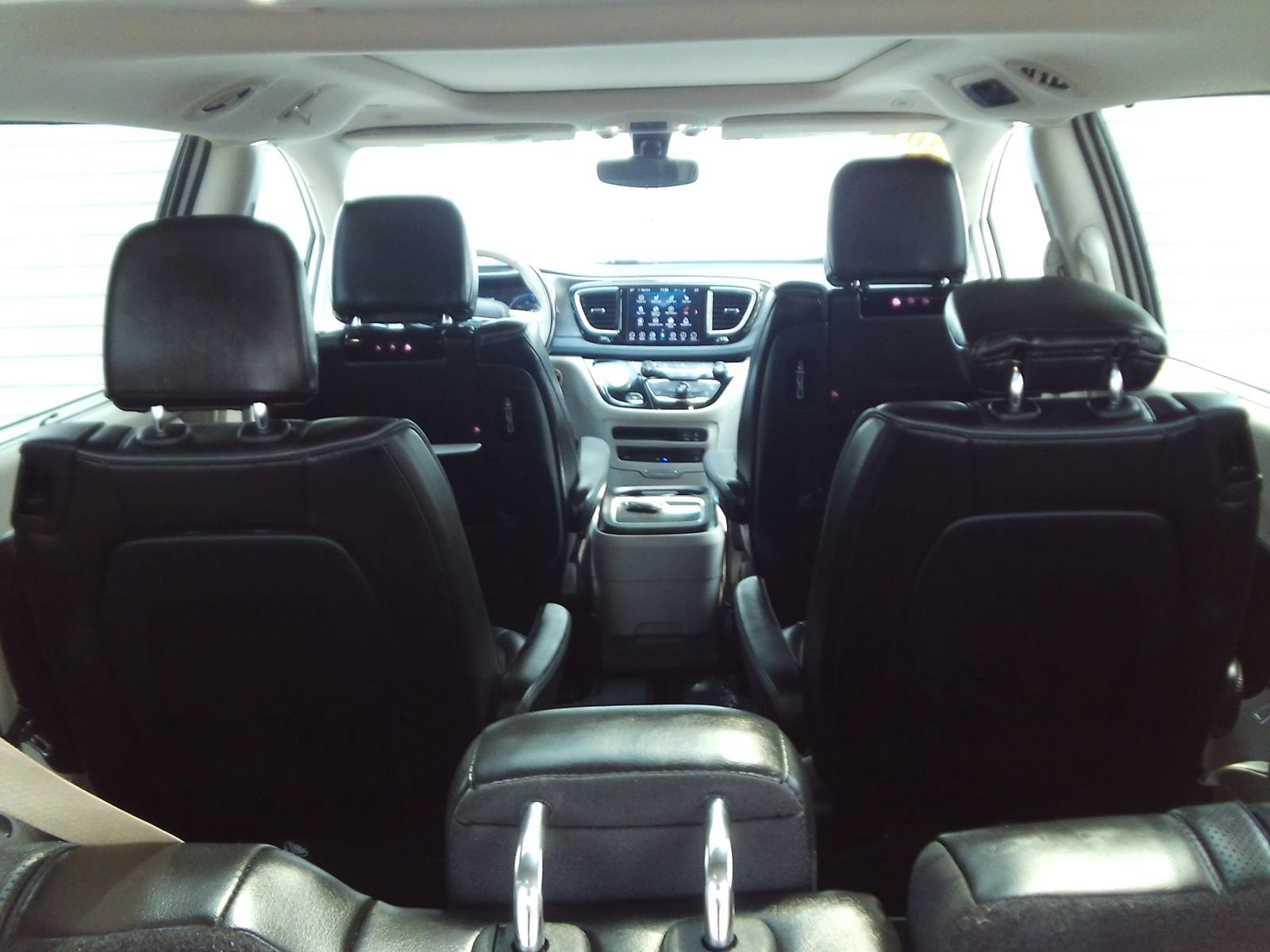 Used 2019 Chrysler Pacifica Limited w/ Tire & Wheel Group FWD image 36