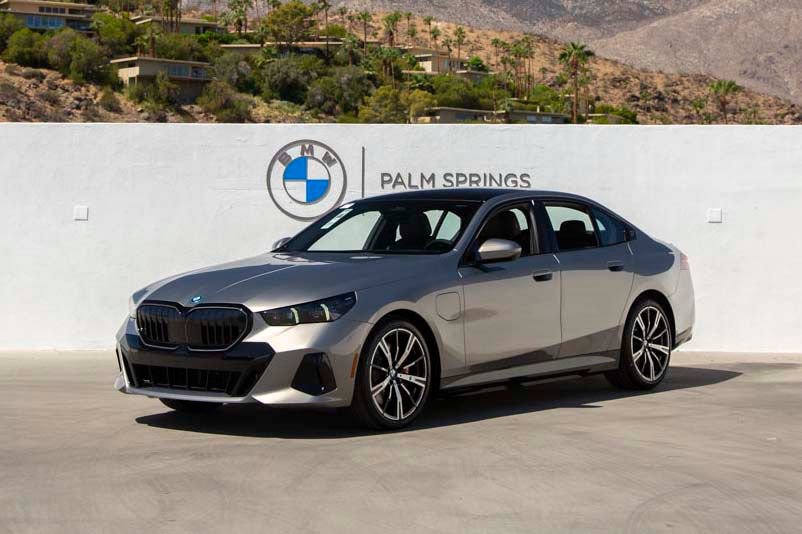 Used 2026 BMW 550e xDrive w/ Premium Package AWD/4WD image 1