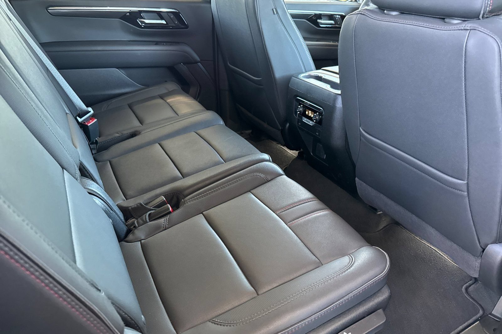 Used 2026 Chevrolet Suburban RST RWD image 25
