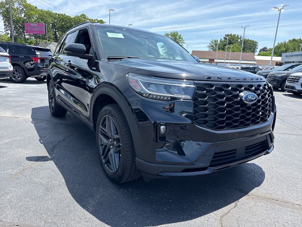 Used 2025 Ford Explorer ST-Line w/ Premium Package AWD/4WD image 4