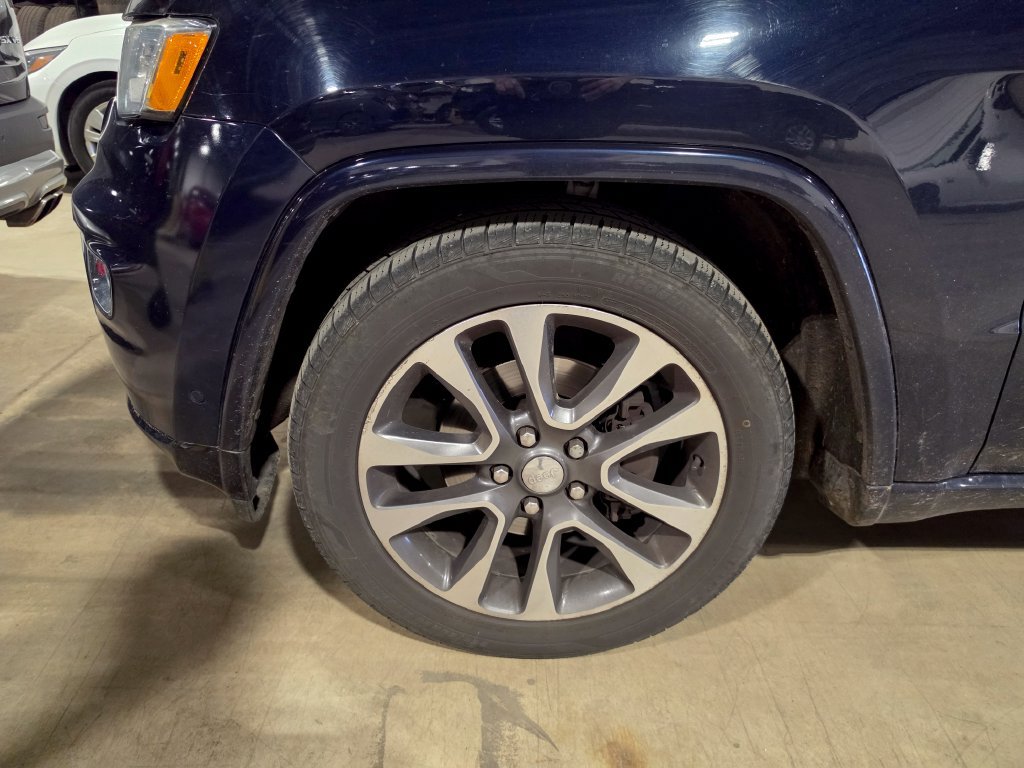 Used 2017 Jeep Grand Cherokee Overland w/ Jeep Active Safety Group AWD/4WD image 3