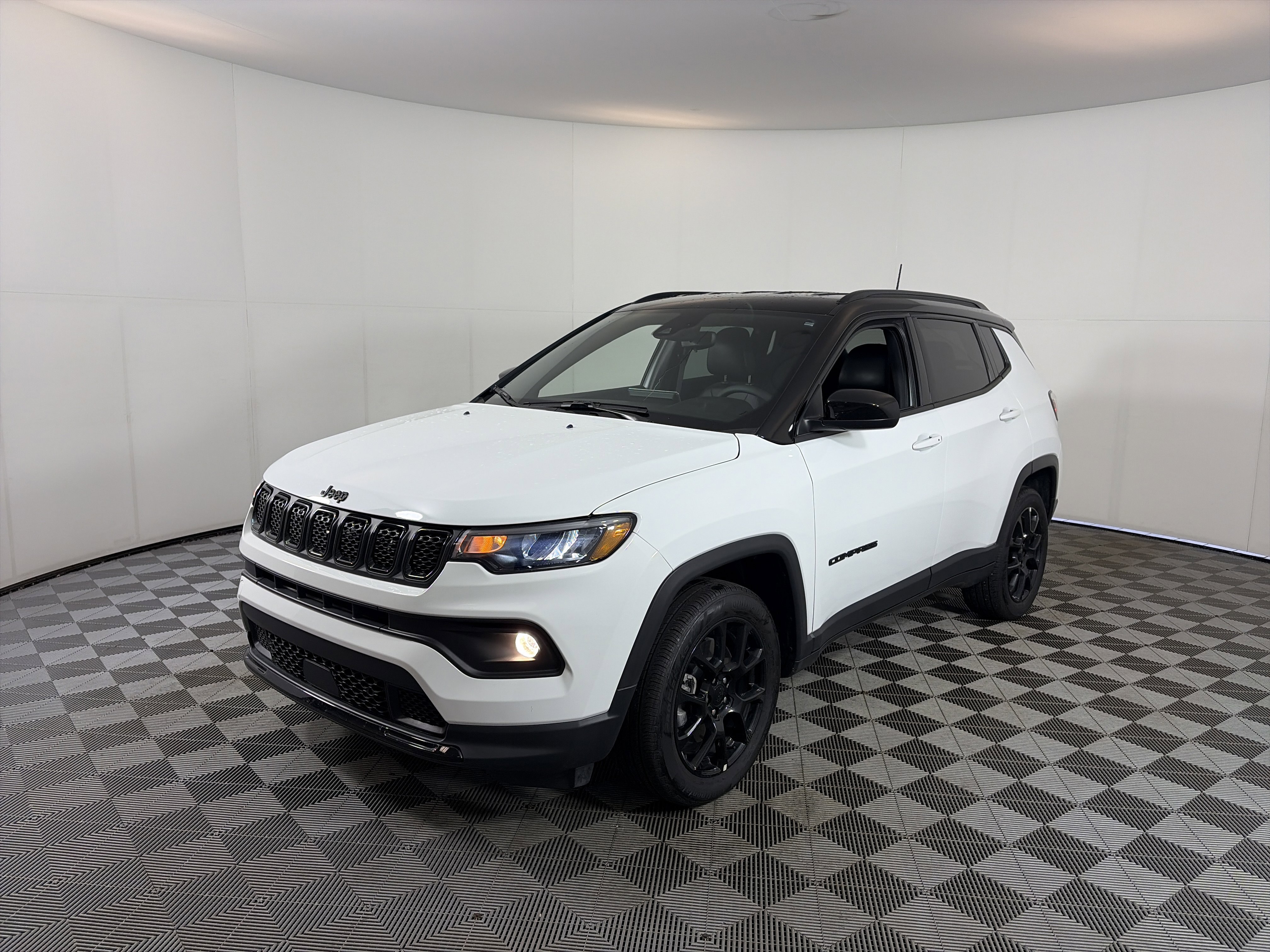 Used 2024 Jeep Compass Latitude w/ Convenience Group AWD/4WD image 2