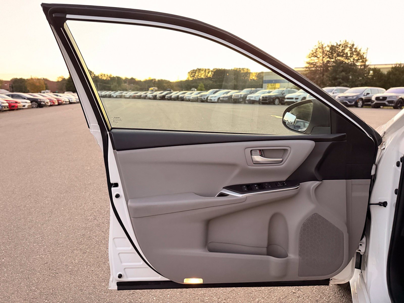 Used 2016 Toyota Camry SE FWD image 14