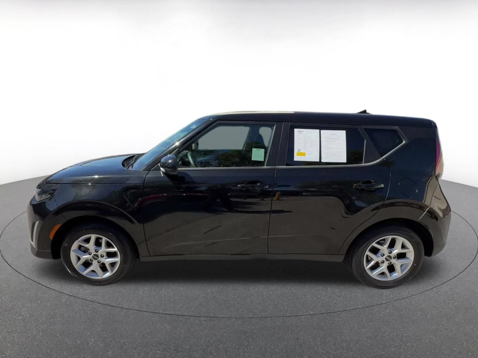 Used 2025 Kia Soul LX w/ LX Technology Package FWD image 8