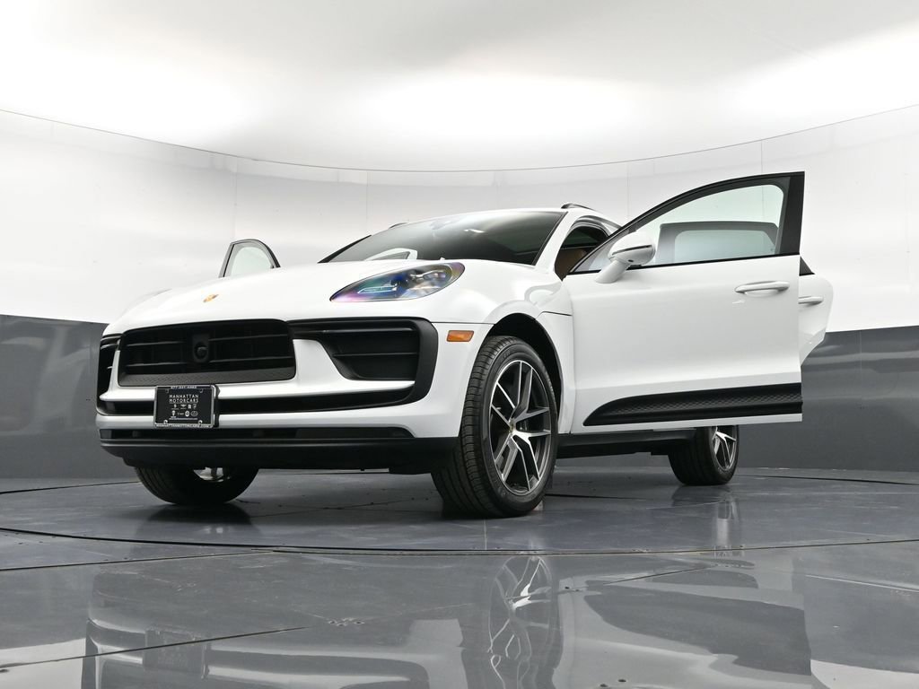 Certified 2025 Porsche Macan image 39