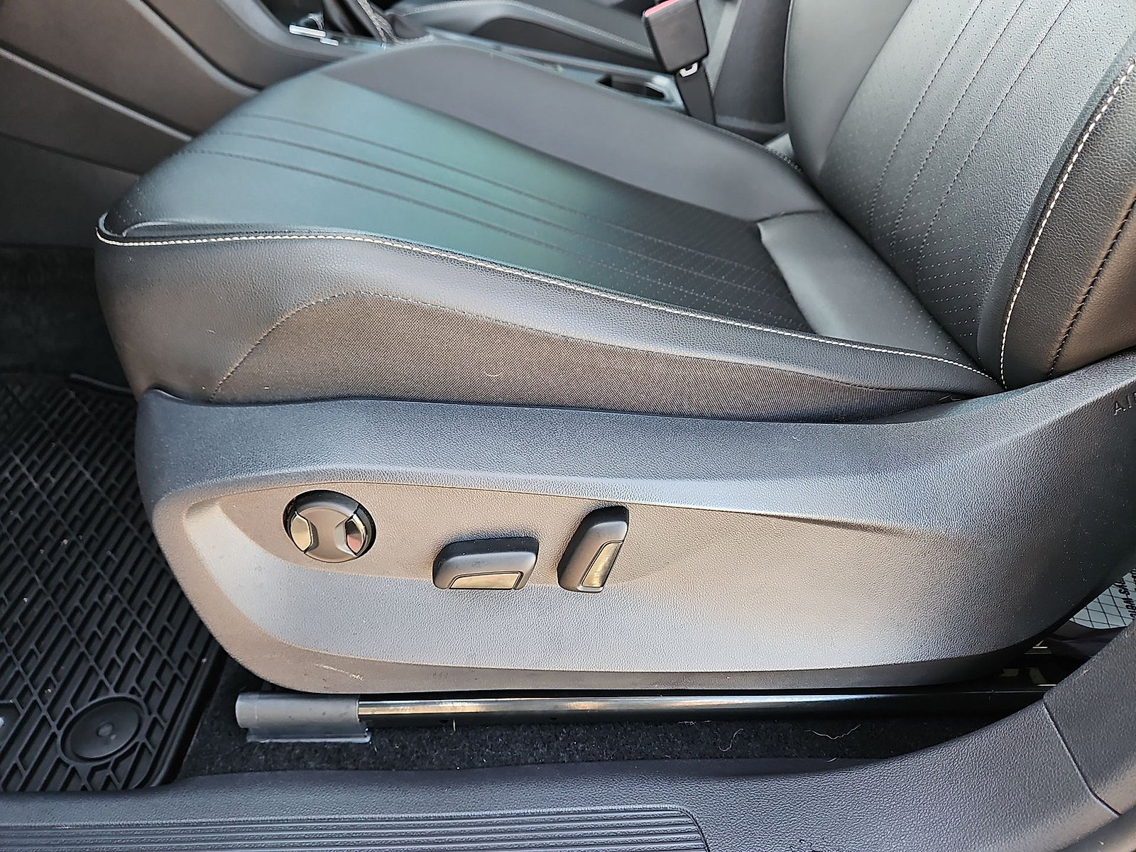 Certified 2023 Volkswagen Tiguan SE w/ Panoramic Sunroof Package FWD image 17