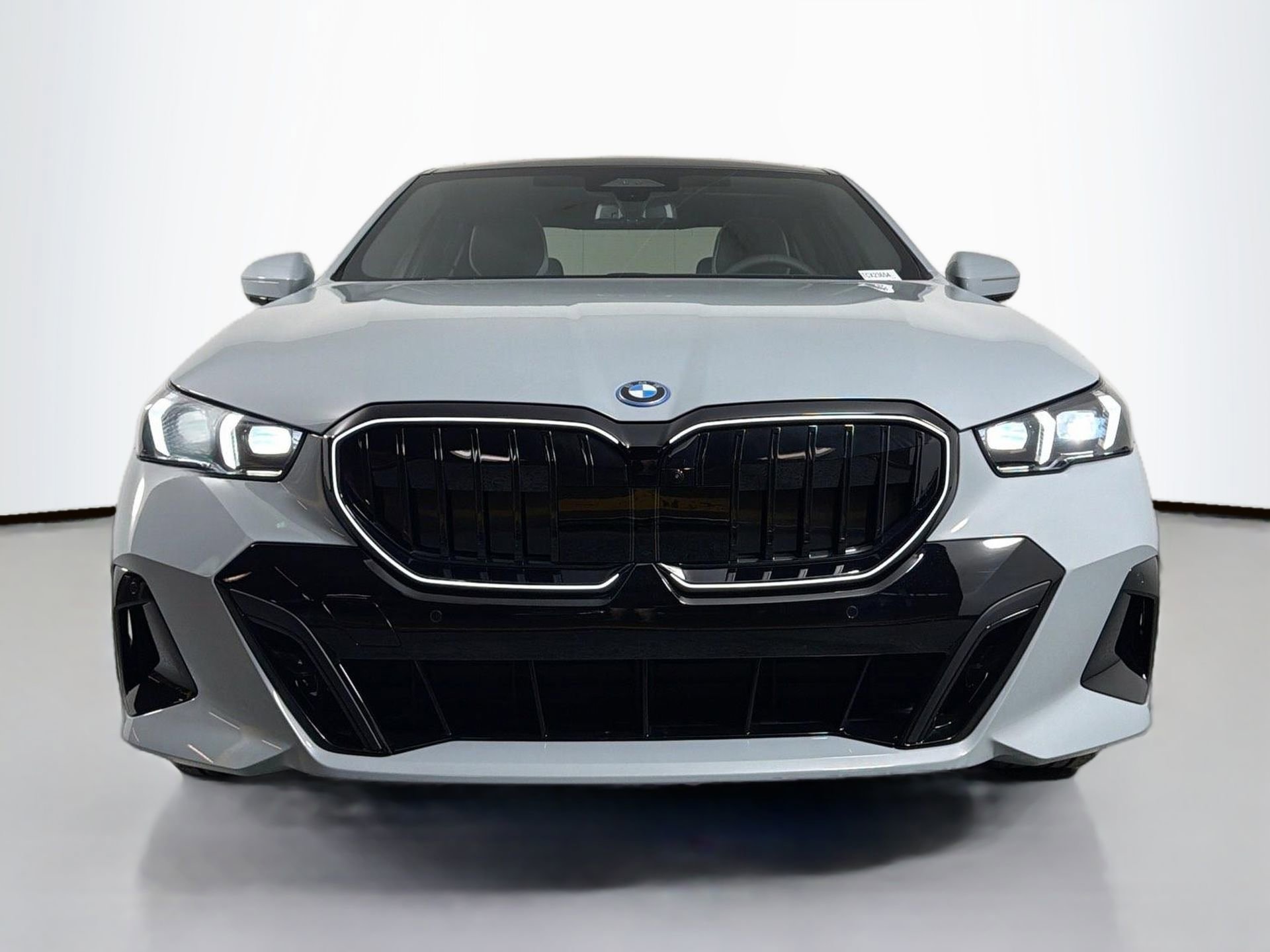 New 2026 BMW 550e xDrive image 2