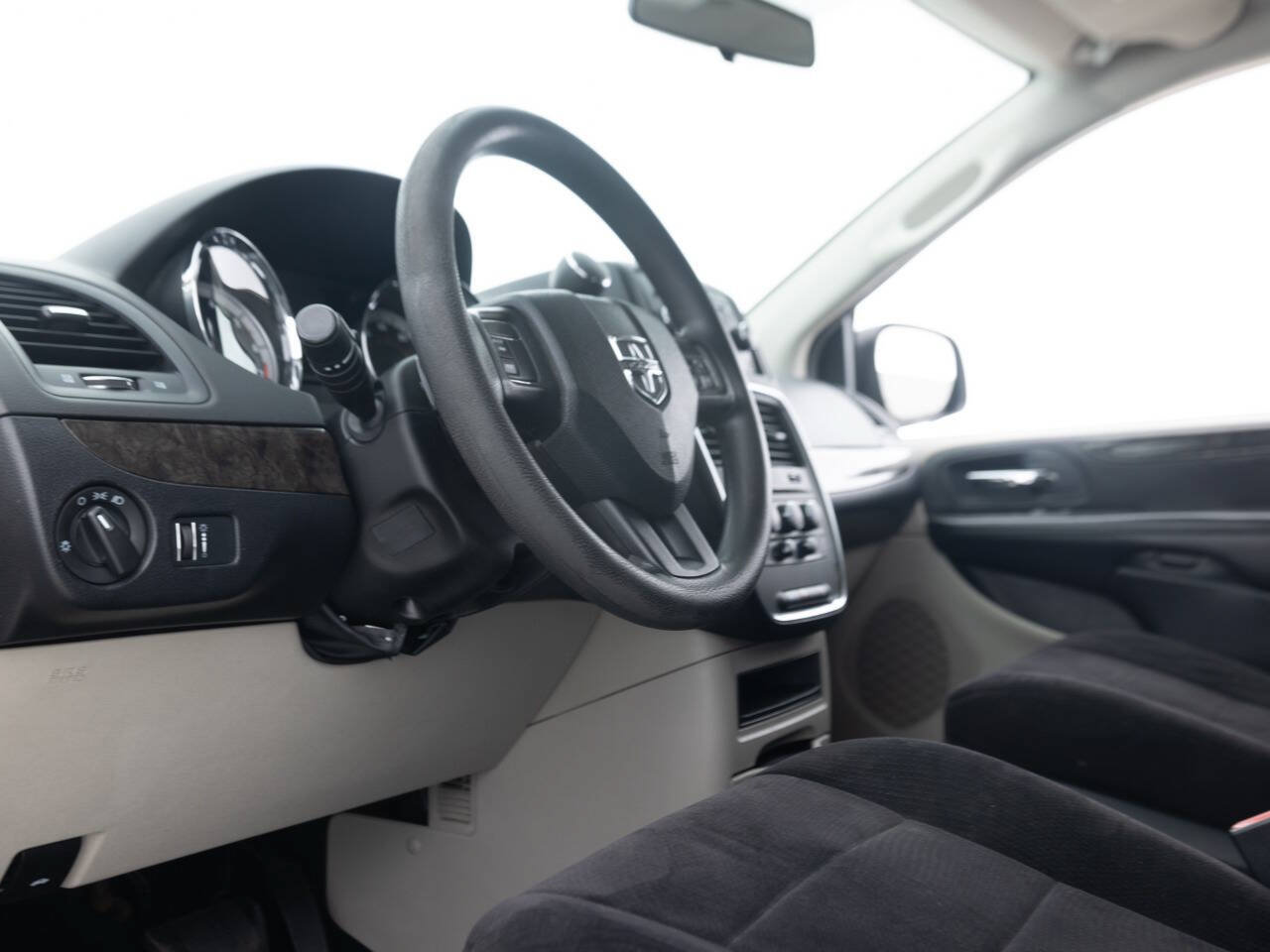 Used 2011 Dodge Grand Caravan Express FWD image 25