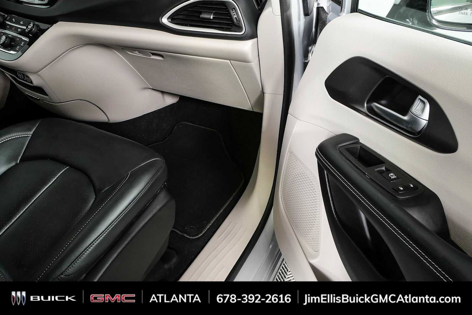 Used 2024 Chrysler Pacifica Touring-L FWD image 22