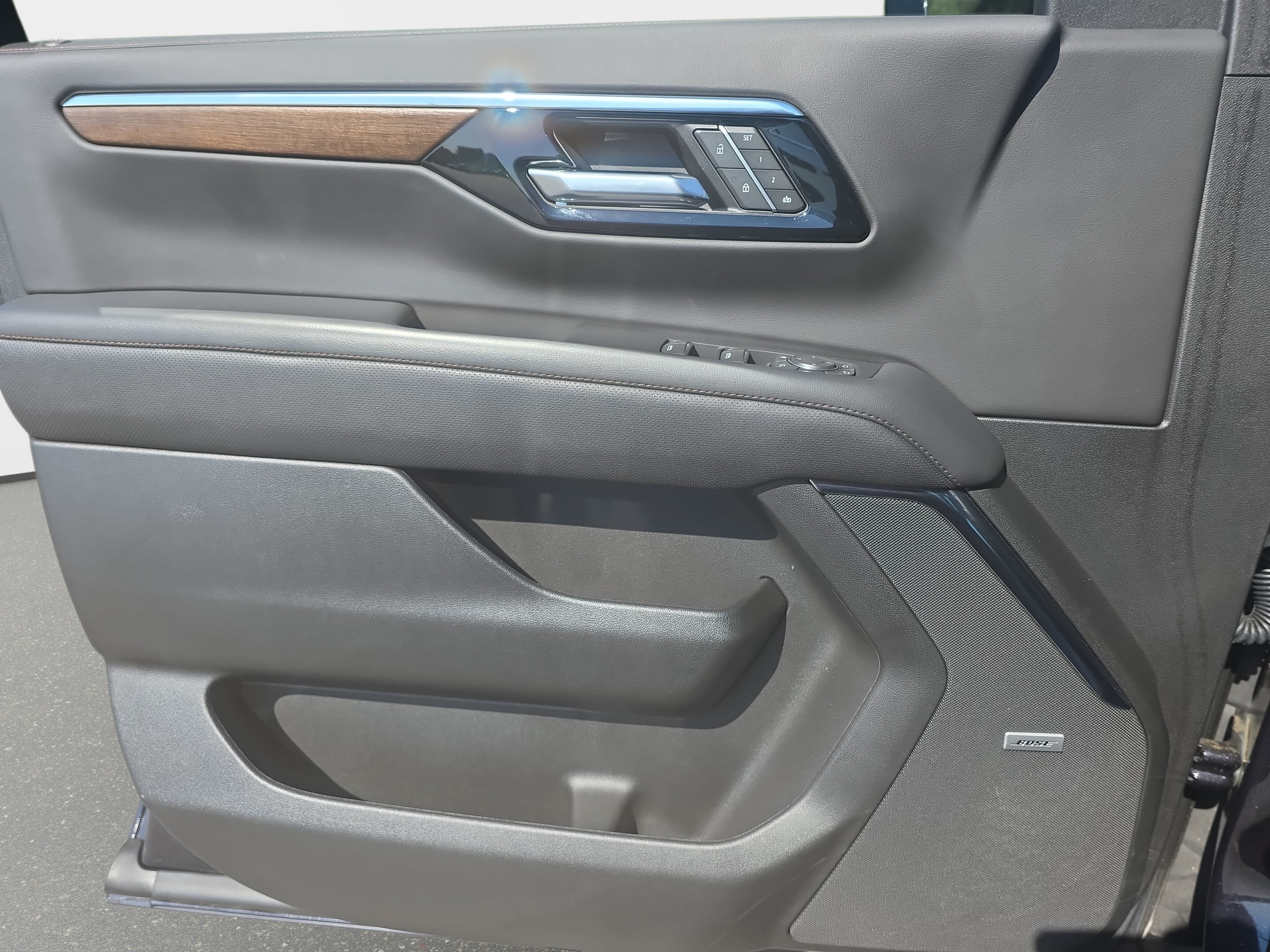 Used 2025 Chevrolet Suburban High Country AWD/4WD image 28