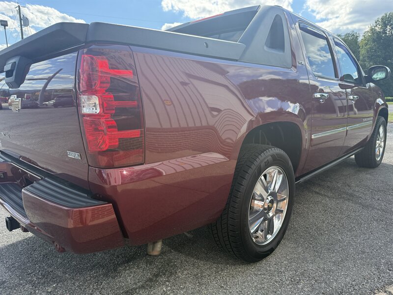 Used 2009 Chevrolet Avalanche LTZ AWD/4WD image 6